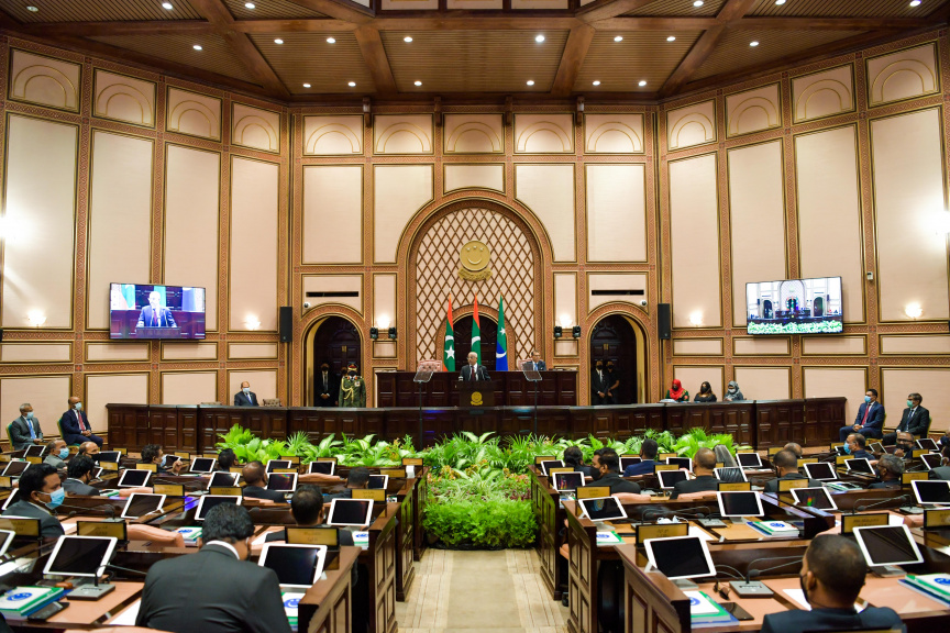 ފެބްރުއަރީ 4، 2021: 2021 ވަނަ އަހަރަށް ރައްޔިތުންގެ މަޖިލިސް ހުޅުވުމުގެ ޖަލްސާގެ ތެރެއިން:  މި ޖަލްސާގައި ރައީސުލްޖުމްހޫރިއްޔާ އިބްރާހިމް މުހައްމަދު ސޯލިހު ވަނީ  ރިޔާސީ ބަޔާން އިއްވަވާފަ -- ފޮޓޯ/ ރައީސް އޮފީސް