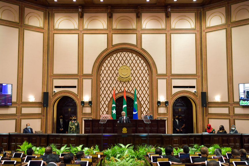 ފެބްރުއަރީ 4، 2021: 2021 ވަނަ އަހަރަށް ރައްޔިތުންގެ މަޖިލިސް ހުޅުވުމުގެ ޖަލްސާގެ ތެރެއިން:  މި ޖަލްސާގައި ރައީސުލްޖުމްހޫރިއްޔާ އިބްރާހިމް މުހައްމަދު ސޯލިހު ވަނީ  ރިޔާސީ ބަޔާން އިއްވަވާފަ -- ފޮޓޯ/ ރައީސް އޮފީސް