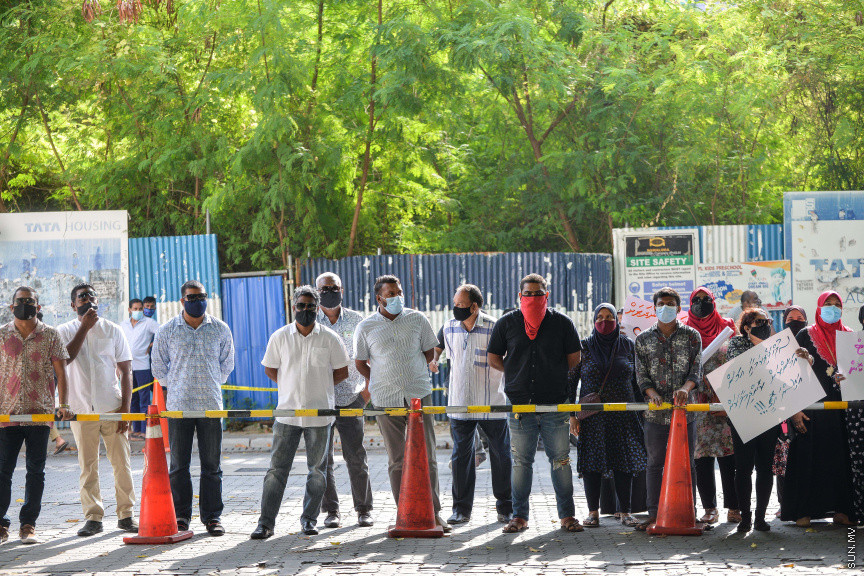 ފެބްރުއަރީ 4، 2021: މިއަހަރަށް ރައްޔިތުންގެ މަޖިލިސް ހުޅުވުމުގެ ޖަލްސާގައި ރައީސުލްޖުމްހޫރިއްޔާ އިބްރާހިމް މުހައްމަދު ސޯލިހު ރިޔާސީ ބަޔާން އިއްވެވި ވަގުތާ ދިމާކޮށް އިދިކޮޅު ޕީޕީއެމް، ޕީއެންސީ ކޯލިޝަންގެ ސަޕޯޓަރުން މަޖިލިސް ކައިރިއަށް އެއްވެ މުޒާހަރާކުރުން -- ސަން ފޮޓޯ/ ފަޔާޒު މޫސާ