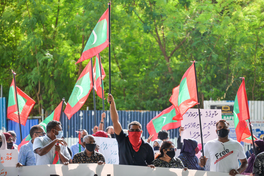 ފެބްރުއަރީ 4، 2021: މިއަހަރަށް ރައްޔިތުންގެ މަޖިލިސް ހުޅުވުމުގެ ޖަލްސާގައި ރައީސުލްޖުމްހޫރިއްޔާ އިބްރާހިމް މުހައްމަދު ސޯލިހު ރިޔާސީ ބަޔާން އިއްވެވި ވަގުތާ ދިމާކޮށް އިދިކޮޅު ޕީޕީއެމް، ޕީއެންސީ ކޯލިޝަންގެ ސަޕޯޓަރުން މަޖިލިސް ކައިރިއަށް އެއްވެ މުޒާހަރާކުރުން -- ސަން ފޮޓޯ/ ފަޔާޒު މޫސާ