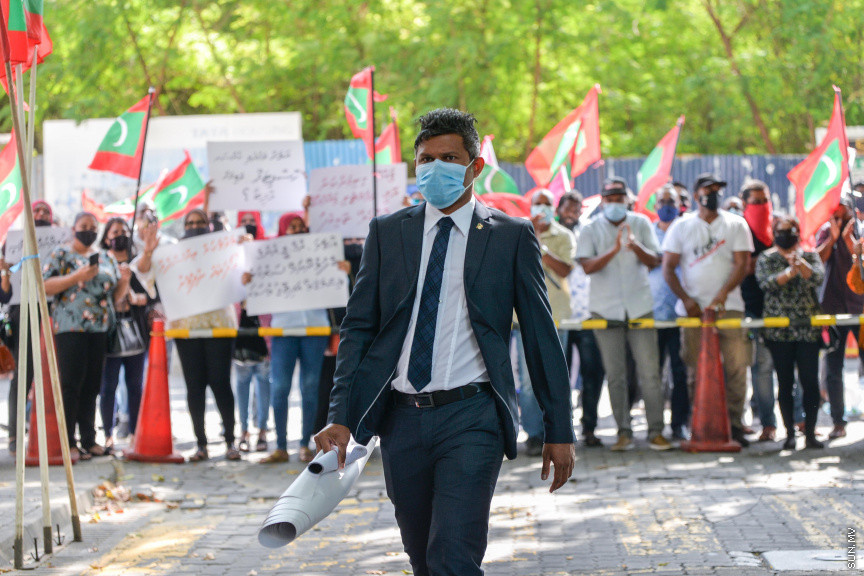 ފެބްރުއަރީ 4، 2021: މިއަހަރަށް ރައްޔިތުންގެ މަޖިލިސް ހުޅުވުމުގެ ޖަލްސާގައި ރައީސުލްޖުމްހޫރިއްޔާ އިބްރާހިމް މުހައްމަދު ސޯލިހު ރިޔާސީ ބަޔާން އިއްވެވި ވަގުތާ ދިމާކޮށް އިދިކޮޅު ޕީޕީއެމް، ޕީއެންސީ ކޯލިޝަންގެ ސަޕޯޓަރުން މަޖިލިސް ކައިރިއަށް އެއްވެ މުޒާހަރާކުރުން -- ސަން ފޮޓޯ/ ފަޔާޒު މޫސާ