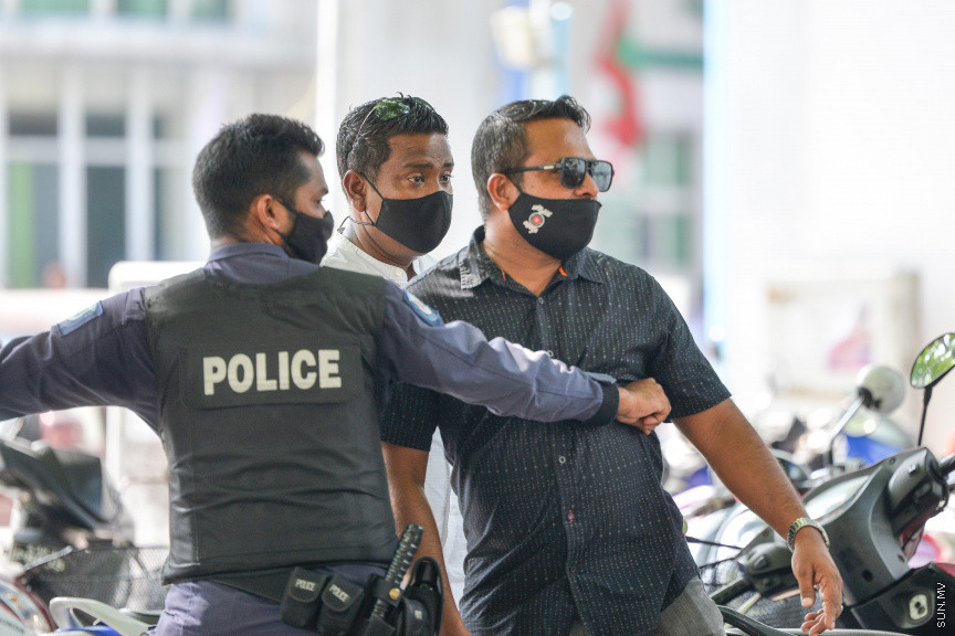 ފެބްރުއަރީ 4، 2021: މިއަހަރަށް ރައްޔިތުންގެ މަޖިލިސް ހުޅުވުމުގެ ޖަލްސާގައި ރައީސުލްޖުމްހޫރިއްޔާ އިބްރާހިމް މުހައްމަދު ސޯލިހު ރިޔާސީ ބަޔާން އިއްވެވި ވަގުތާ ދިމާކޮށް އިދިކޮޅު ޕީޕީއެމް، ޕީއެންސީ ކޯލިޝަންގެ ސަޕޯޓަރުން މަޖިލިސް ކައިރިއަށް އެއްވެ މުޒާހަރާކުރުން -- ސަން ފޮޓޯ/ ފަޔާޒު މޫސާ