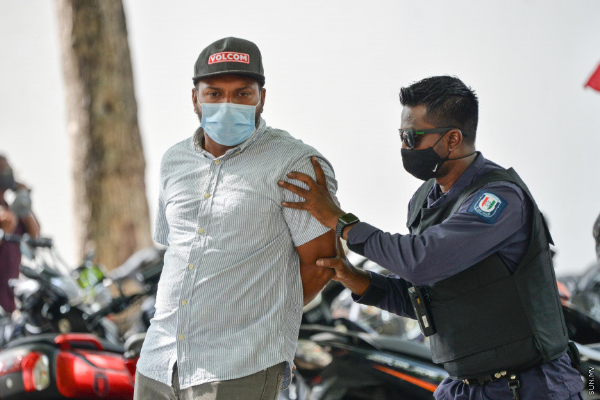 ފެބްރުއަރީ 4، 2021: މިއަހަރަށް ރައްޔިތުންގެ މަޖިލިސް ހުޅުވުމުގެ ޖަލްސާގައި ރައީސުލްޖުމްހޫރިއްޔާ އިބްރާހިމް މުހައްމަދު ސޯލިހު ރިޔާސީ ބަޔާން އިއްވެވި ވަގުތާ ދިމާކޮށް އިދިކޮޅު ޕީޕީއެމް، ޕީއެންސީ ކޯލިޝަންގެ ސަޕޯޓަރުން މަޖިލިސް ކައިރިއަށް އެއްވެ މުޒާހަރާކުރުން -- ސަން ފޮޓޯ/ ފަޔާޒު މޫސާ