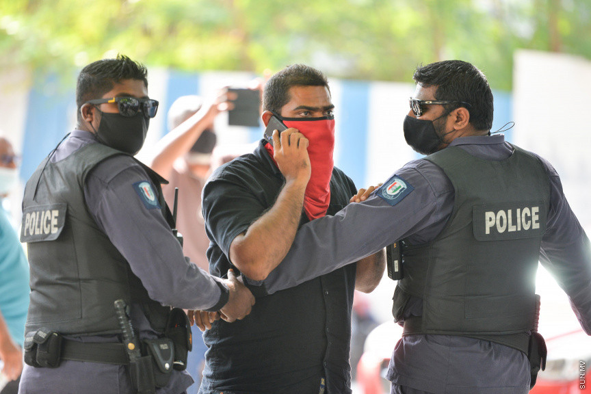 ފެބްރުއަރީ 4، 2021: މިއަހަރަށް ރައްޔިތުންގެ މަޖިލިސް ހުޅުވުމުގެ ޖަލްސާގައި ރައީސުލްޖުމްހޫރިއްޔާ އިބްރާހިމް މުހައްމަދު ސޯލިހު ރިޔާސީ ބަޔާން އިއްވެވި ވަގުތާ ދިމާކޮށް އިދިކޮޅު ޕީޕީއެމް، ޕީއެންސީ ކޯލިޝަންގެ ސަޕޯޓަރުން މަޖިލިސް ކައިރިއަށް އެއްވެ މުޒާހަރާކުރުން -- ސަން ފޮޓޯ/ ފަޔާޒު މޫސާ