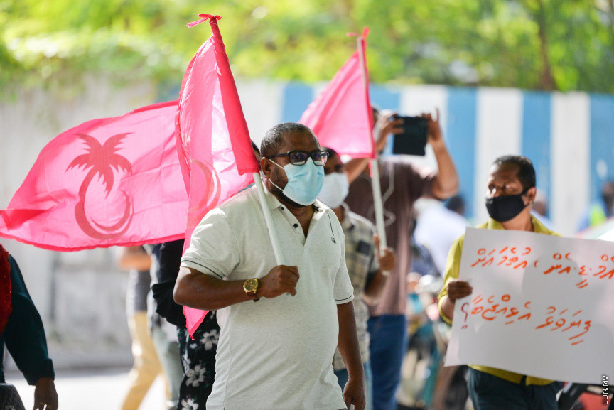 ފެބްރުއަރީ 4، 2021: މިއަހަރަށް ރައްޔިތުންގެ މަޖިލިސް ހުޅުވުމުގެ ޖަލްސާގައި ރައީސުލްޖުމްހޫރިއްޔާ އިބްރާހިމް މުހައްމަދު ސޯލިހު ރިޔާސީ ބަޔާން އިއްވެވި ވަގުތާ ދިމާކޮށް އިދިކޮޅު ޕީޕީއެމް، ޕީއެންސީ ކޯލިޝަންގެ ސަޕޯޓަރުން މަޖިލިސް ކައިރިއަށް އެއްވެ މުޒާހަރާކުރުން -- ސަން ފޮޓޯ/ ފަޔާޒު މޫސާ