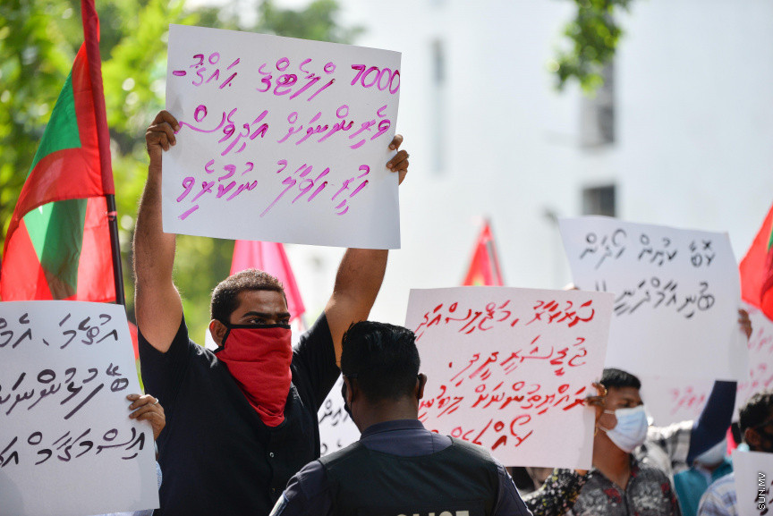 ފެބްރުއަރީ 4، 2021: މިއަހަރަށް ރައްޔިތުންގެ މަޖިލިސް ހުޅުވުމުގެ ޖަލްސާގައި ރައީސުލްޖުމްހޫރިއްޔާ އިބްރާހިމް މުހައްމަދު ސޯލިހު ރިޔާސީ ބަޔާން އިއްވެވި ވަގުތާ ދިމާކޮށް އިދިކޮޅު ޕީޕީއެމް، ޕީއެންސީ ކޯލިޝަންގެ ސަޕޯޓަރުން މަޖިލިސް ކައިރިއަށް އެއްވެ މުޒާހަރާކުރުން -- ސަން ފޮޓޯ/ ފަޔާޒު މޫސާ