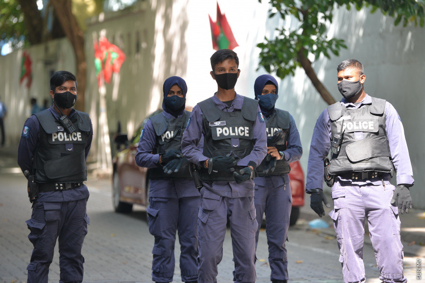 ފެބްރުއަރީ 4، 2021: މިއަހަރަށް ރައްޔިތުންގެ މަޖިލިސް ހުޅުވުމުގެ ޖަލްސާގައި ރައީސުލްޖުމްހޫރިއްޔާ އިބްރާހިމް މުހައްމަދު ސޯލިހު ރިޔާސީ ބަޔާން އިއްވެވި ވަގުތާ ދިމާކޮށް އިދިކޮޅު ޕީޕީއެމް، ޕީއެންސީ ކޯލިޝަންގެ ސަޕޯޓަރުން މަޖިލިސް ކައިރިއަށް އެއްވެ މުޒާހަރާކުރުން -- ސަން ފޮޓޯ/ ފަޔާޒު މޫސާ