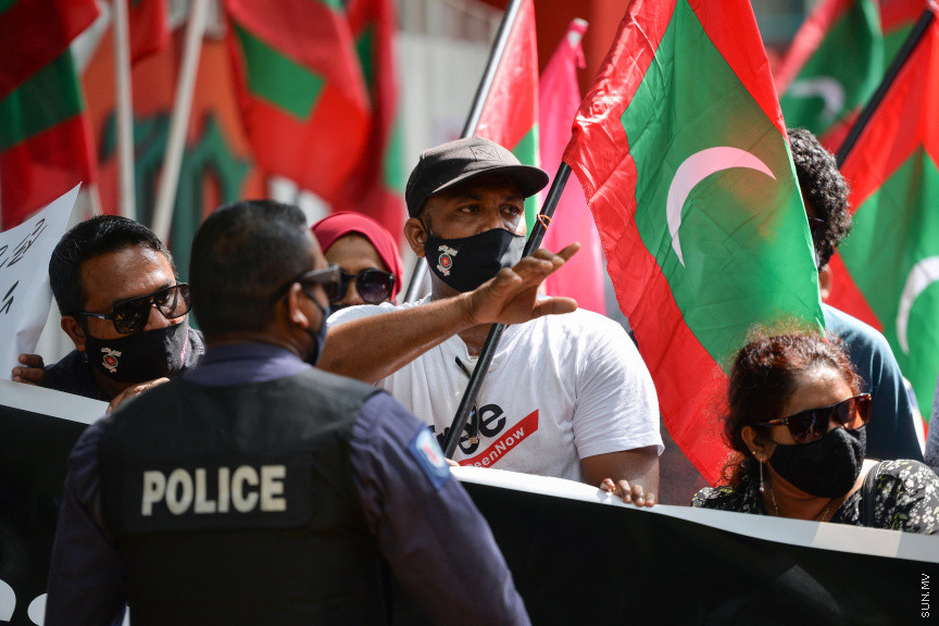 ފެބްރުއަރީ 4، 2021: މިއަހަރަށް ރައްޔިތުންގެ މަޖިލިސް ހުޅުވުމުގެ ޖަލްސާގައި ރައީސުލްޖުމްހޫރިއްޔާ އިބްރާހިމް މުހައްމަދު ސޯލިހު ރިޔާސީ ބަޔާން އިއްވެވި ވަގުތާ ދިމާކޮށް އިދިކޮޅު ޕީޕީއެމް، ޕީއެންސީ ކޯލިޝަންގެ ސަޕޯޓަރުން މަޖިލިސް ކައިރިއަށް އެއްވެ މުޒާހަރާކުރުން -- ސަން ފޮޓޯ/ ފަޔާޒު މޫސާ