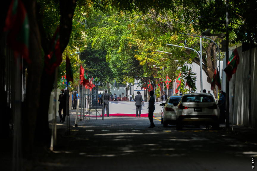 ފެބްރުއަރީ 4، 2021: މިއަހަރަށް ރައްޔިތުންގެ މަޖިލިސް ހުޅުވުމުގެ ޖަލްސާގައި ރައީސުލްޖުމްހޫރިއްޔާ އިބްރާހިމް މުހައްމަދު ސޯލިހު ރިޔާސީ ބަޔާން އިއްވެވި ވަގުތާ ދިމާކޮށް އިދިކޮޅު ޕީޕީއެމް، ޕީއެންސީ ކޯލިޝަންގެ ސަޕޯޓަރުން މަޖިލިސް ކައިރިއަށް އެއްވެ މުޒާހަރާކުރުން -- ސަން ފޮޓޯ/ ފަޔާޒު މޫސާ