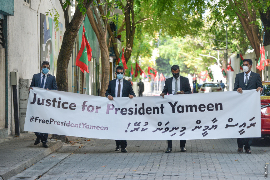 ފެބްރުއަރީ 4، 2021: މިއަހަރަށް ރައްޔިތުންގެ މަޖިލިސް ހުޅުވުމުގެ ޖަލްސާގައި ރައީސުލްޖުމްހޫރިއްޔާ އިބްރާހިމް މުހައްމަދު ސޯލިހު ރިޔާސީ ބަޔާން އިއްވެވި ވަގުތާ ދިމާކޮށް އިދިކޮޅު ޕީޕީއެމް، ޕީއެންސީ ކޯލިޝަންގެ ސަޕޯޓަރުން މަޖިލިސް ކައިރިއަށް އެއްވެ މުޒާހަރާކުރުން -- ސަން ފޮޓޯ/ ފަޔާޒު މޫސާ