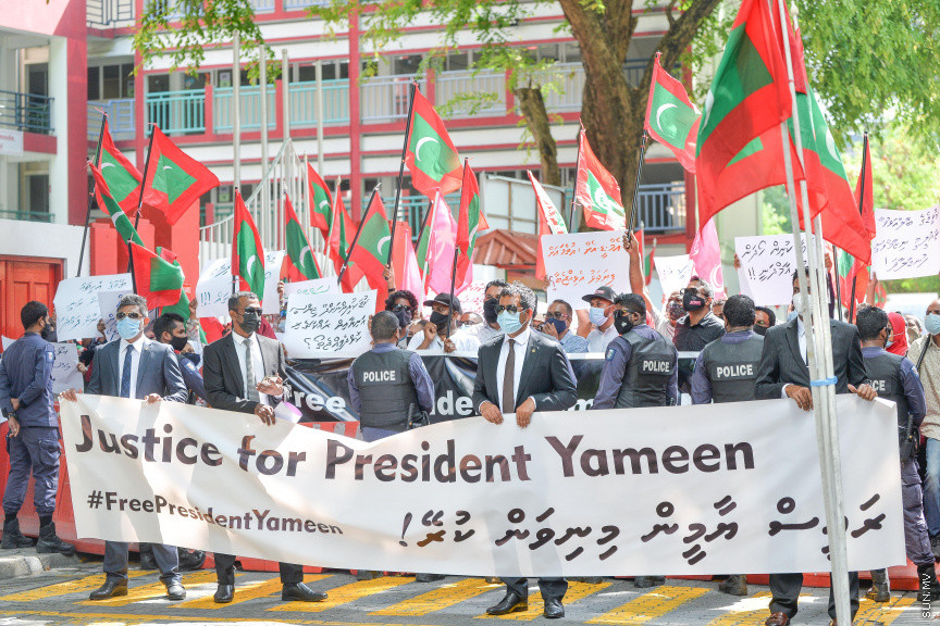 ފެބްރުއަރީ 4، 2021: މިއަހަރަށް ރައްޔިތުންގެ މަޖިލިސް ހުޅުވުމުގެ ޖަލްސާގައި ރައީސުލްޖުމްހޫރިއްޔާ އިބްރާހިމް މުހައްމަދު ސޯލިހު ރިޔާސީ ބަޔާން އިއްވެވި ވަގުތާ ދިމާކޮށް އިދިކޮޅު ޕީޕީއެމް، ޕީއެންސީ ކޯލިޝަންގެ ސަޕޯޓަރުން މަޖިލިސް ކައިރިއަށް އެއްވެ މުޒާހަރާކުރުން -- ސަން ފޮޓޯ/ ފަޔާޒު މޫސާ