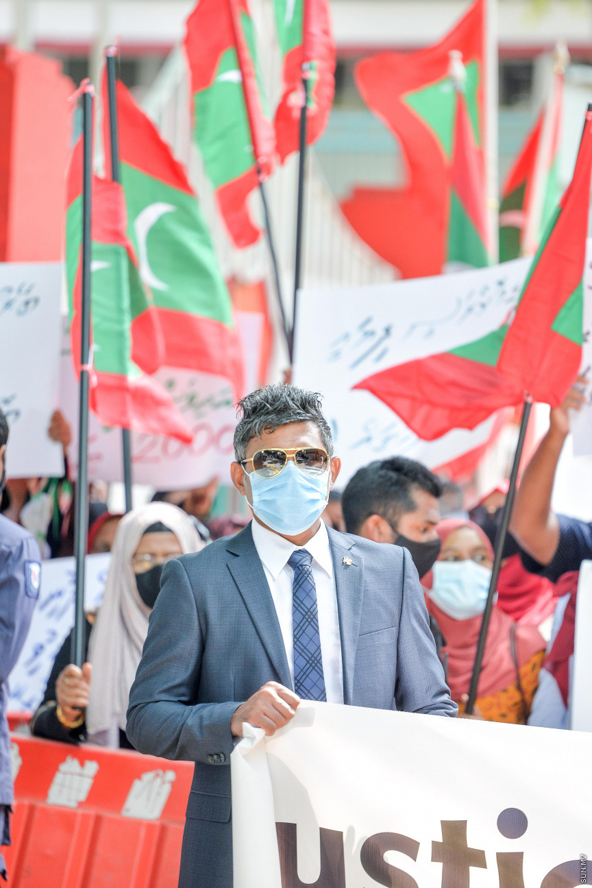 ފެބްރުއަރީ 4، 2021: މިއަހަރަށް ރައްޔިތުންގެ މަޖިލިސް ހުޅުވުމުގެ ޖަލްސާގައި ރައީސުލްޖުމްހޫރިއްޔާ އިބްރާހިމް މުހައްމަދު ސޯލިހު ރިޔާސީ ބަޔާން އިއްވެވި ވަގުތާ ދިމާކޮށް އިދިކޮޅު ޕީޕީއެމް، ޕީއެންސީ ކޯލިޝަންގެ ސަޕޯޓަރުން މަޖިލިސް ކައިރިއަށް އެއްވެ މުޒާހަރާކުރުން -- ސަން ފޮޓޯ/ ފަޔާޒު މޫސާ