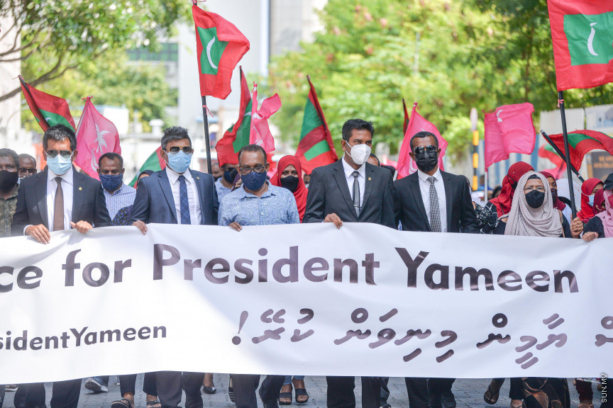 ފެބްރުއަރީ 4، 2021: މިއަހަރަށް ރައްޔިތުންގެ މަޖިލިސް ހުޅުވުމުގެ ޖަލްސާގައި ރައީސުލްޖުމްހޫރިއްޔާ އިބްރާހިމް މުހައްމަދު ސޯލިހު ރިޔާސީ ބަޔާން އިއްވެވި ވަގުތާ ދިމާކޮށް އިދިކޮޅު ޕީޕީއެމް، ޕީއެންސީ ކޯލިޝަންގެ ސަޕޯޓަރުން މަޖިލިސް ކައިރިއަށް އެއްވެ މުޒާހަރާކުރުން -- ސަން ފޮޓޯ/ ފަޔާޒު މޫސާ