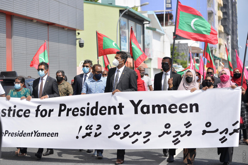 ފެބްރުއަރީ 4، 2021: މިއަހަރަށް ރައްޔިތުންގެ މަޖިލިސް ހުޅުވުމުގެ ޖަލްސާގައި ރައީސުލްޖުމްހޫރިއްޔާ އިބްރާހިމް މުހައްމަދު ސޯލިހު ރިޔާސީ ބަޔާން އިއްވެވި ވަގުތާ ދިމާކޮށް އިދިކޮޅު ޕީޕީއެމް، ޕީއެންސީ ކޯލިޝަންގެ ސަޕޯޓަރުން މަޖިލިސް ކައިރިއަށް އެއްވެ މުޒާހަރާކުރުން -- ސަން ފޮޓޯ/ ފަޔާޒު މޫސާ