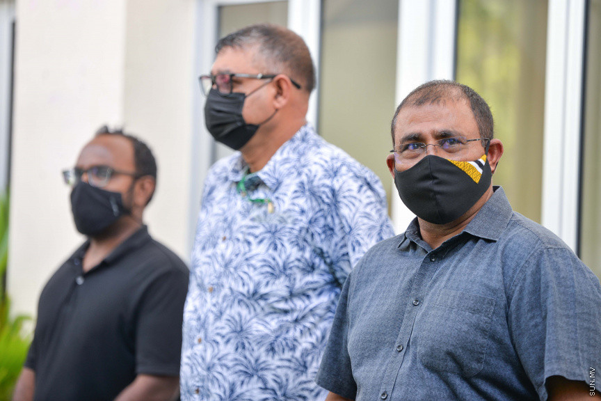 ފެބްރުއަރީ 4، 2021: ޓޫރިޒަމް ދާއިރާގެ މަސައްކަތްތެރިންނާއި، ޓޫރިޒަމް ދާއިރާއާއި ގުޅުން ހުރި ފަންނުވެރިންނަށް ކޮވިޑް ވެކްސިން ދޭން ފެށުން -- ސަން ފޮޓޯ/ ފަޔާޒު މޫސާ
