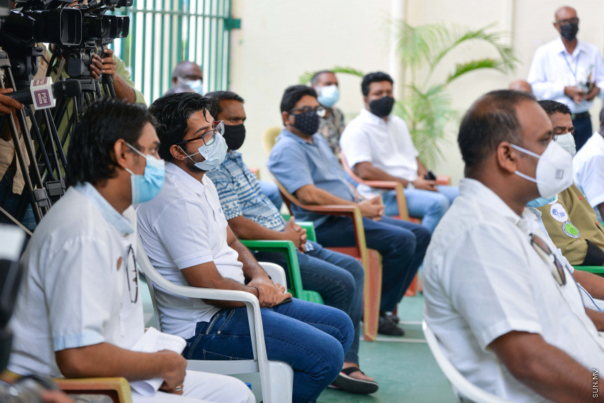 ފެބްރުއަރީ 4، 2021: ޓޫރިޒަމް ދާއިރާގެ މަސައްކަތްތެރިންނާއި، ޓޫރިޒަމް ދާއިރާއާއި ގުޅުން ހުރި ފަންނުވެރިންނަށް ކޮވިޑް ވެކްސިން ދޭން ފެށުން -- ސަން ފޮޓޯ/ ފަޔާޒު މޫސާ