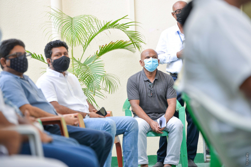 ފެބްރުއަރީ 4، 2021: ޓޫރިޒަމް ދާއިރާގެ މަސައްކަތްތެރިންނާއި، ޓޫރިޒަމް ދާއިރާއާއި ގުޅުން ހުރި ފަންނުވެރިންނަށް ކޮވިޑް ވެކްސިން ދޭން ފެށުން -- ސަން ފޮޓޯ/ ފަޔާޒު މޫސާ