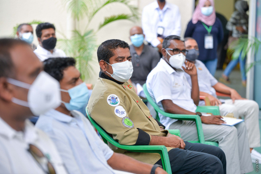 ފެބްރުއަރީ 4، 2021: ޓޫރިޒަމް ދާއިރާގެ މަސައްކަތްތެރިންނާއި، ޓޫރިޒަމް ދާއިރާއާއި ގުޅުން ހުރި ފަންނުވެރިންނަށް ކޮވިޑް ވެކްސިން ދޭން ފެށުން -- ސަން ފޮޓޯ/ ފަޔާޒު މޫސާ