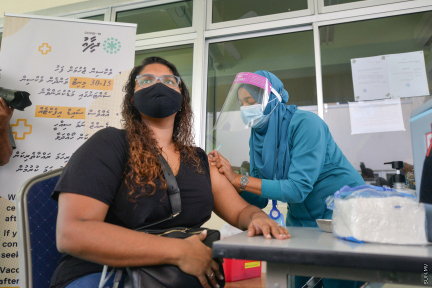 ފެބްރުއަރީ 4، 2021: ޓޫރިޒަމް ދާއިރާގެ މަސައްކަތްތެރިންނާއި، ޓޫރިޒަމް ދާއިރާއާއި ގުޅުން ހުރި ފަންނުވެރިންނަށް ކޮވިޑް ވެކްސިން ދޭން ފެށުން -- ސަން ފޮޓޯ/ ފަޔާޒު މޫސާ