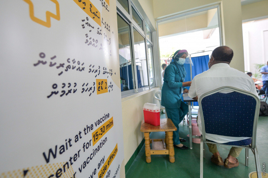 ފެބްރުއަރީ 4، 2021: ޓޫރިޒަމް ދާއިރާގެ މަސައްކަތްތެރިންނާއި، ޓޫރިޒަމް ދާއިރާއާއި ގުޅުން ހުރި ފަންނުވެރިންނަށް ކޮވިޑް ވެކްސިން ދޭން ފެށުން -- ސަން ފޮޓޯ/ ފަޔާޒު މޫސާ