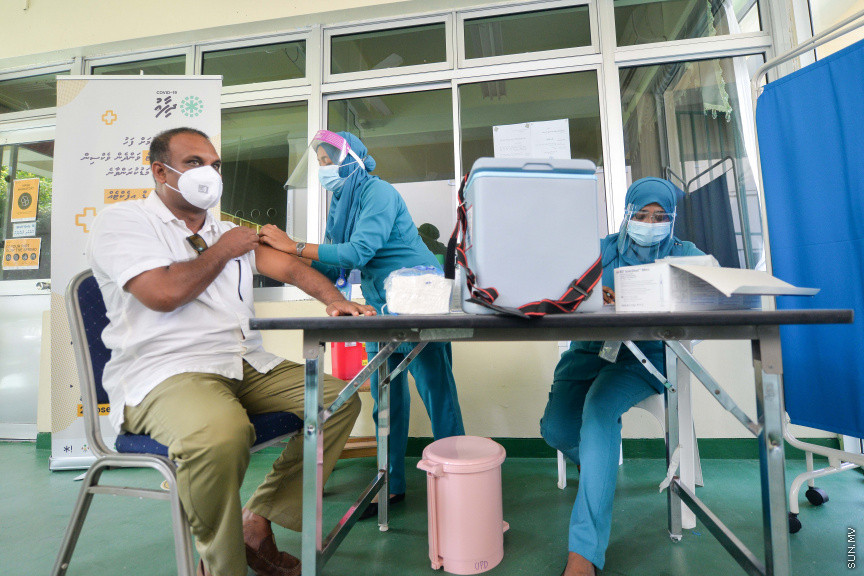 ފެބްރުއަރީ 4، 2021: ޓޫރިޒަމް ދާއިރާގެ މަސައްކަތްތެރިންނާއި، ޓޫރިޒަމް ދާއިރާއާއި ގުޅުން ހުރި ފަންނުވެރިންނަށް ކޮވިޑް ވެކްސިން ދޭން ފެށުން -- ސަން ފޮޓޯ/ ފަޔާޒު މޫސާ