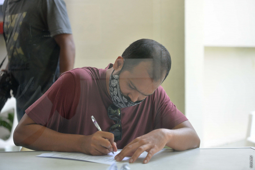 ފެބްރުއަރީ 4، 2021: ޓޫރިޒަމް ދާއިރާގެ މަސައްކަތްތެރިންނާއި، ޓޫރިޒަމް ދާއިރާއާއި ގުޅުން ހުރި ފަންނުވެރިންނަށް ކޮވިޑް ވެކްސިން ދޭން ފެށުން -- ސަން ފޮޓޯ/ ފަޔާޒު މޫސާ