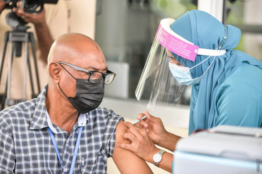 ފެބްރުއަރީ 4، 2021: ޓޫރިޒަމް ދާއިރާގެ މަސައްކަތްތެރިންނާއި، ޓޫރިޒަމް ދާއިރާއާއި ގުޅުން ހުރި ފަންނުވެރިންނަށް ކޮވިޑް ވެކްސިން ދޭން ފެށުން -- ސަން ފޮޓޯ/ ފަޔާޒު މޫސާ