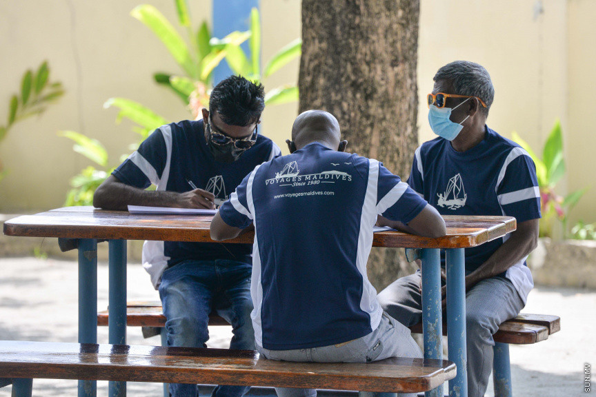 ފެބްރުއަރީ 4، 2021: ޓޫރިޒަމް ދާއިރާގެ މަސައްކަތްތެރިންނާއި، ޓޫރިޒަމް ދާއިރާއާއި ގުޅުން ހުރި ފަންނުވެރިންނަށް ކޮވިޑް ވެކްސިން ދޭން ފެށުން -- ސަން ފޮޓޯ/ ފަޔާޒު މޫސާ