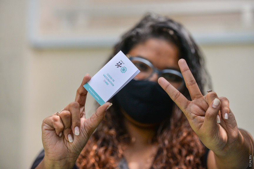 ފެބްރުއަރީ 4، 2021: ޓޫރިޒަމް ދާއިރާގެ މަސައްކަތްތެރިންނާއި، ޓޫރިޒަމް ދާއިރާއާއި ގުޅުން ހުރި ފަންނުވެރިންނަށް ކޮވިޑް ވެކްސިން ދޭން ފެށުން -- ސަން ފޮޓޯ/ ފަޔާޒު މޫސާ