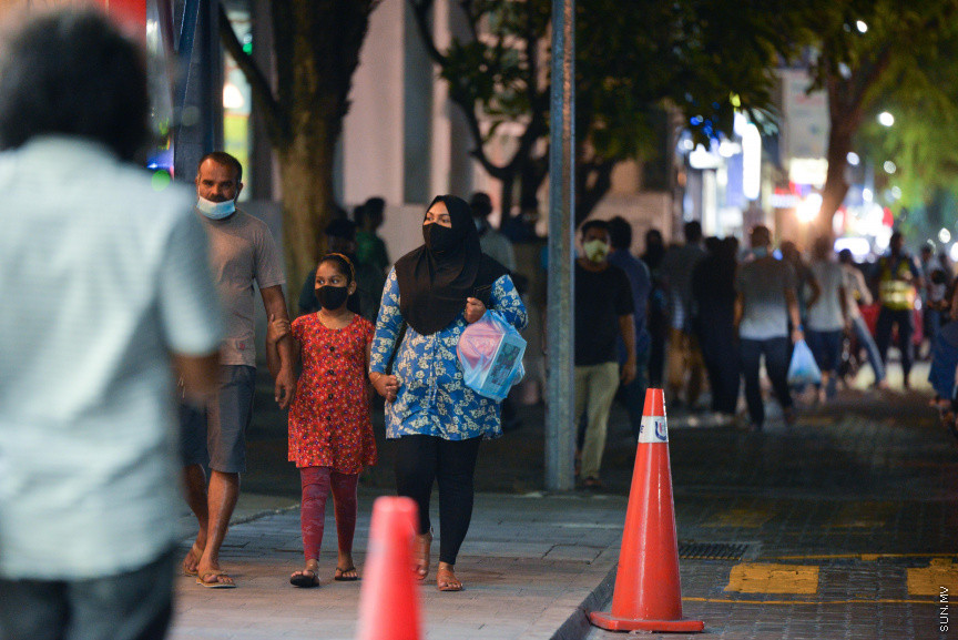 ފެބްރުއަރީ 4، 2021: މާލެ ސަރަހައްދުގައި ކޮވިޑް-19 ޖެހޭ މީހުންގެ އަދަދު ބޮޑުތަނުން އިތުރުވަމުން ދާތީވެ ކޮވިޑް19 ފެތުރުން ކޮންޓްރޯލު ކުރުމަށް އަޅާ ފިޔަވަޅުތައް ވަރުގަދަކުރުން: ރޭގަނޑު 8:30 އިން ފަތިހު 4:30 އަށް ގްރޭޓާ މާލެ ސަރަހައްދުގައި އެއްގަމު އުޅަނދު ދުއްވުން މަނާ އަދި މާލެ ސަރަހައްދުގައި ރޭގަނޑު 11 އިން ފެށިގެން ބޭރަށް ނިކުމެ އުޅުން މަނާ -- ސަން ފޮޓޯ/ ފަޔާޒު މޫސާ