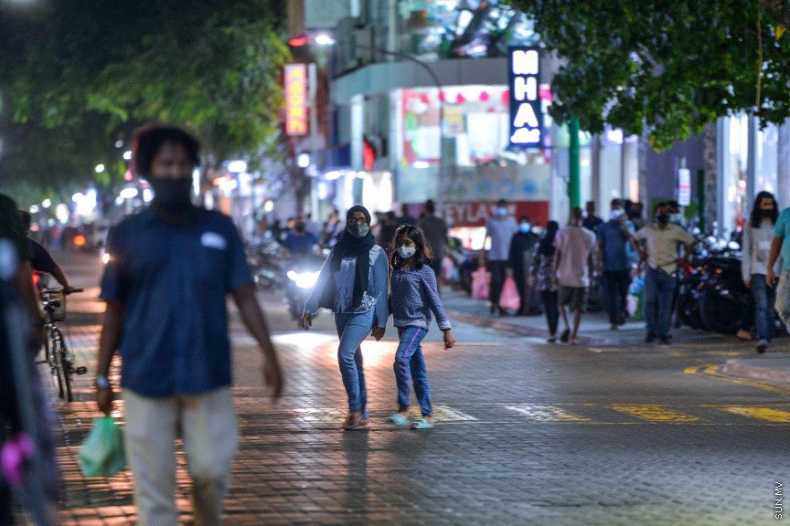 ފެބްރުއަރީ 4، 2021: މާލެ ސަރަހައްދުގައި ކޮވިޑް-19 ޖެހޭ މީހުންގެ އަދަދު ބޮޑުތަނުން އިތުރުވަމުން ދާތީވެ ކޮވިޑް19 ފެތުރުން ކޮންޓްރޯލު ކުރުމަށް އަޅާ ފިޔަވަޅުތައް ވަރުގަދަކުރުން: ރޭގަނޑު 8:30 އިން ފަތިހު 4:30 އަށް ގްރޭޓާ މާލެ ސަރަހައްދުގައި އެއްގަމު އުޅަނދު ދުއްވުން މަނާ އަދި މާލެ ސަރަހައްދުގައި ރޭގަނޑު 11 އިން ފެށިގެން ބޭރަށް ނިކުމެ އުޅުން މަނާ -- ސަން ފޮޓޯ/ ފަޔާޒު މޫސާ