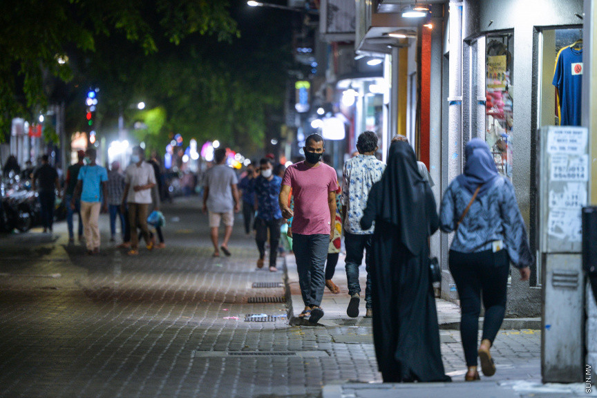 ފެބްރުއަރީ 4، 2021: މާލެ ސަރަހައްދުގައި ކޮވިޑް-19 ޖެހޭ މީހުންގެ އަދަދު ބޮޑުތަނުން އިތުރުވަމުން ދާތީވެ ކޮވިޑް19 ފެތުރުން ކޮންޓްރޯލު ކުރުމަށް އަޅާ ފިޔަވަޅުތައް ވަރުގަދަކުރުން: ރޭގަނޑު 8:30 އިން ފަތިހު 4:30 އަށް ގްރޭޓާ މާލެ ސަރަހައްދުގައި އެއްގަމު އުޅަނދު ދުއްވުން މަނާ އަދި މާލެ ސަރަހައްދުގައި ރޭގަނޑު 11 އިން ފެށިގެން ބޭރަށް ނިކުމެ އުޅުން މަނާ -- ސަން ފޮޓޯ/ ފަޔާޒު މޫސާ