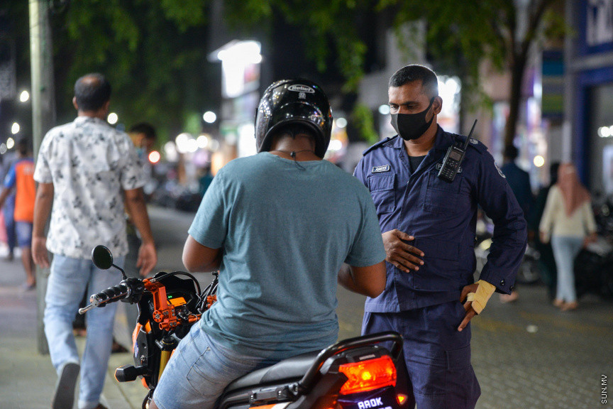 ފެބްރުއަރީ 4، 2021: މާލެ ސަރަހައްދުގައި ކޮވިޑް-19 ޖެހޭ މީހުންގެ އަދަދު ބޮޑުތަނުން އިތުރުވަމުން ދާތީވެ ކޮވިޑް19 ފެތުރުން ކޮންޓްރޯލު ކުރުމަށް އަޅާ ފިޔަވަޅުތައް ވަރުގަދަކުރުން: ރޭގަނޑު 8:30 އިން ފަތިހު 4:30 އަށް ގްރޭޓާ މާލެ ސަރަހައްދުގައި އެއްގަމު އުޅަނދު ދުއްވުން މަނާ އަދި މާލެ ސަރަހައްދުގައި ރޭގަނޑު 11 އިން ފެށިގެން ބޭރަށް ނިކުމެ އުޅުން މަނާ -- ސަން ފޮޓޯ/ ފަޔާޒު މޫސާ