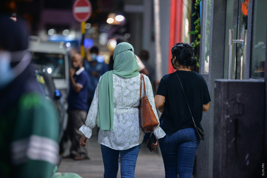 ފެބްރުއަރީ 4، 2021: މާލެ ސަރަހައްދުގައި ކޮވިޑް-19 ޖެހޭ މީހުންގެ އަދަދު ބޮޑުތަނުން އިތުރުވަމުން ދާތީވެ ކޮވިޑް19 ފެތުރުން ކޮންޓްރޯލު ކުރުމަށް އަޅާ ފިޔަވަޅުތައް ވަރުގަދަކުރުން: ރޭގަނޑު 8:30 އިން ފަތިހު 4:30 އަށް ގްރޭޓާ މާލެ ސަރަހައްދުގައި އެއްގަމު އުޅަނދު ދުއްވުން މަނާ އަދި މާލެ ސަރަހައްދުގައި ރޭގަނޑު 11 އިން ފެށިގެން ބޭރަށް ނިކުމެ އުޅުން މަނާ -- ސަން ފޮޓޯ/ ފަޔާޒު މޫސާ