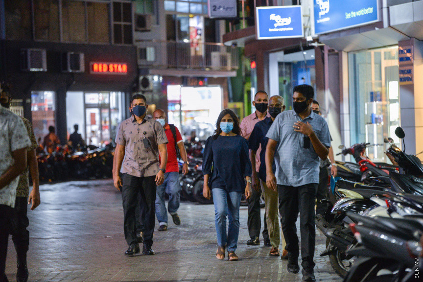 ފެބްރުއަރީ 4، 2021: މާލެ ސަރަހައްދުގައި ކޮވިޑް-19 ޖެހޭ މީހުންގެ އަދަދު ބޮޑުތަނުން އިތުރުވަމުން ދާތީވެ ކޮވިޑް19 ފެތުރުން ކޮންޓްރޯލު ކުރުމަށް އަޅާ ފިޔަވަޅުތައް ވަރުގަދަކުރުން: ރޭގަނޑު 8:30 އިން ފަތިހު 4:30 އަށް ގްރޭޓާ މާލެ ސަރަހައްދުގައި އެއްގަމު އުޅަނދު ދުއްވުން މަނާ އަދި މާލެ ސަރަހައްދުގައި ރޭގަނޑު 11 އިން ފެށިގެން ބޭރަށް ނިކުމެ އުޅުން މަނާ -- ސަން ފޮޓޯ/ ފަޔާޒު މޫސާ