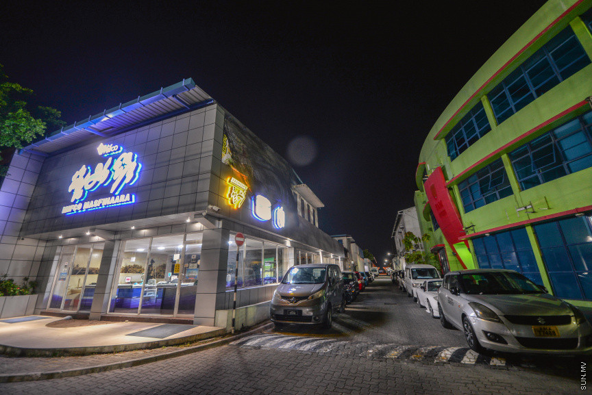 ފެބްރުއަރީ 4، 2021: މާލެ ސަރަހައްދުގައި ކޮވިޑް-19 ޖެހޭ މީހުންގެ އަދަދު ބޮޑުތަނުން އިތުރުވަމުން ދާތީވެ ކޮވިޑް19 ފެތުރުން ކޮންޓްރޯލު ކުރުމަށް އަޅާ ފިޔަވަޅުތައް ވަރުގަދަކުރުން: ރޭގަނޑު 8:30 އިން ފަތިހު 4:30 އަށް ގްރޭޓާ މާލެ ސަރަހައްދުގައި އެއްގަމު އުޅަނދު ދުއްވުން މަނާ އަދި މާލެ ސަރަހައްދުގައި ރޭގަނޑު 11 އިން ފެށިގެން ބޭރަށް ނިކުމެ އުޅުން މަނާ -- ސަން ފޮޓޯ/ ފަޔާޒު މޫސާ