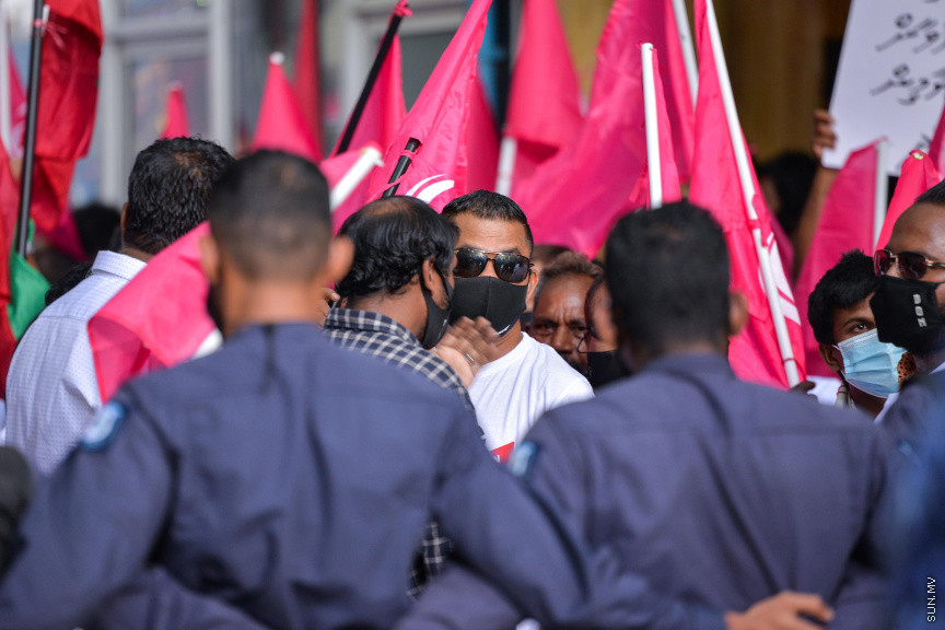 ފެބްރުއަރީ 12، 2021: ކޮވިޑު19ގެ ހާލަތު މާލެ ސަރަހައްދުގައި ގޯސްވެފައިވަނިކޮށް އިދިކޮޅުން ކޯލިޝަނުން "ކޮބާ މަގޭ ފްލެޓު" ނަމުގައި މާލޭގައި ކުރި މުޒާހަރާގެ ތެރެއިން -- ސަން ފޮޓޯ/ ފަޔާޒު މޫސާ 