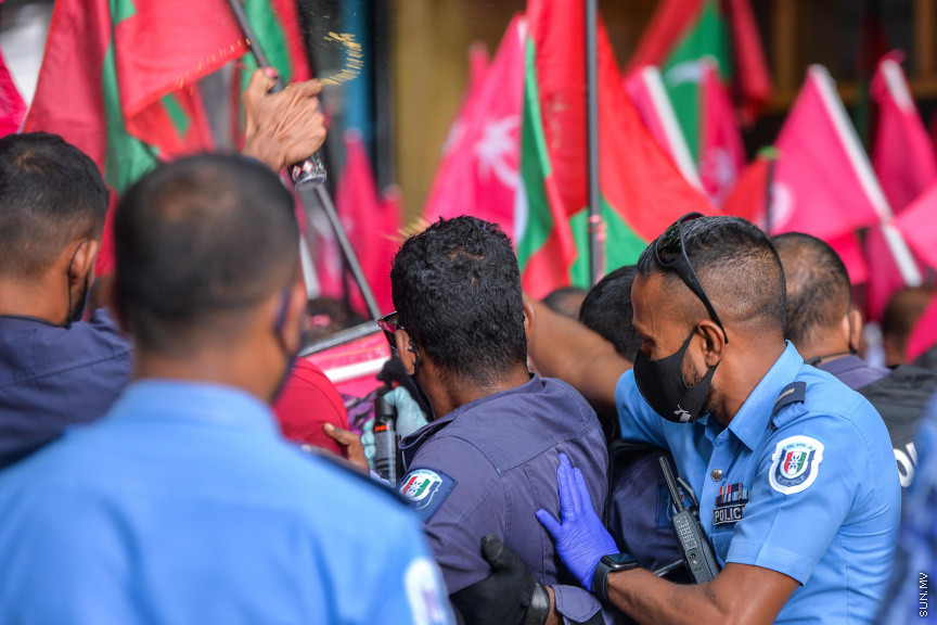 ފެބްރުއަރީ 12، 2021: ކޮވިޑު19ގެ ހާލަތު މާލެ ސަރަހައްދުގައި ގޯސްވެފައިވަނިކޮށް އިދިކޮޅުން ކޯލިޝަނުން "ކޮބާ މަގޭ ފްލެޓު" ނަމުގައި މާލޭގައި ކުރި މުޒާހަރާގެ ތެރެއިން -- ސަން ފޮޓޯ/ ފަޔާޒު މޫސާ 