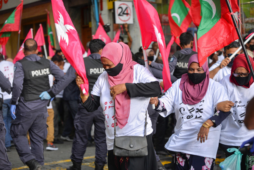 ފެބްރުއަރީ 12، 2021: ކޮވިޑު19ގެ ހާލަތު މާލެ ސަރަހައްދުގައި ގޯސްވެފައިވަނިކޮށް އިދިކޮޅުން ކޯލިޝަނުން "ކޮބާ މަގޭ ފްލެޓު" ނަމުގައި މާލޭގައި ކުރި މުޒާހަރާގެ ތެރެއިން -- ސަން ފޮޓޯ/ ފަޔާޒު މޫސާ 