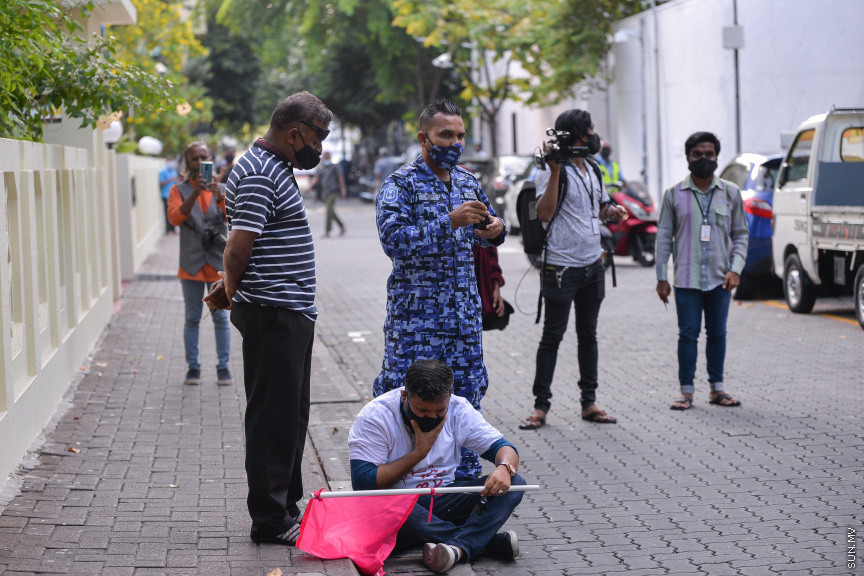 ފެބްރުއަރީ 12، 2021: ކޮވިޑު19ގެ ހާލަތު މާލެ ސަރަހައްދުގައި ގޯސްވެފައިވަނިކޮށް އިދިކޮޅުން ކޯލިޝަނުން "ކޮބާ މަގޭ ފްލެޓު" ނަމުގައި މާލޭގައި ކުރި މުޒާހަރާގެ ތެރެއިން -- ސަން ފޮޓޯ/ ފަޔާޒު މޫސާ 