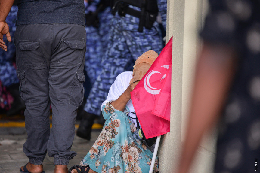 ފެބްރުއަރީ 12، 2021: ކޮވިޑު19ގެ ހާލަތު މާލެ ސަރަހައްދުގައި ގޯސްވެފައިވަނިކޮށް އިދިކޮޅުން ކޯލިޝަނުން "ކޮބާ މަގޭ ފްލެޓު" ނަމުގައި މާލޭގައި ކުރި މުޒާހަރާގެ ތެރެއިން -- ސަން ފޮޓޯ/ ފަޔާޒު މޫސާ 