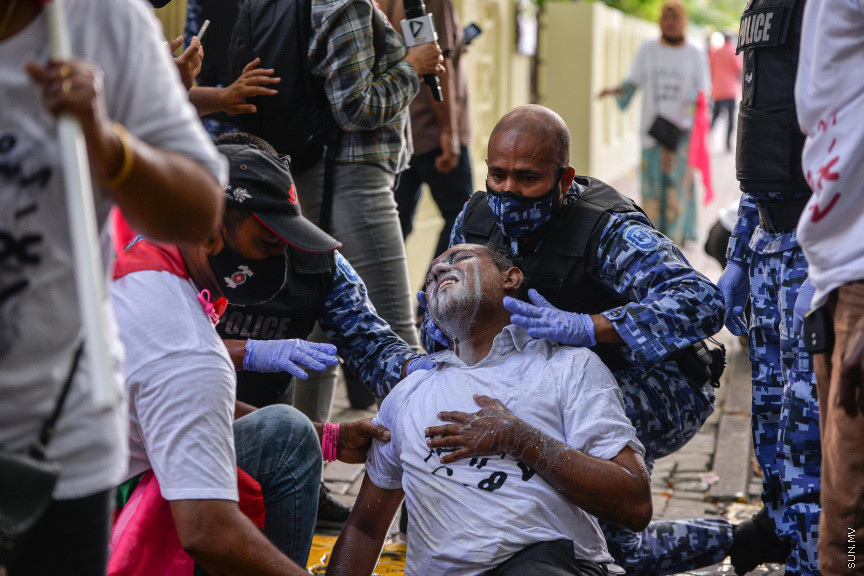 ފެބްރުއަރީ 12، 2021: ކޮވިޑު19ގެ ހާލަތު މާލެ ސަރަހައްދުގައި ގޯސްވެފައިވަނިކޮށް އިދިކޮޅުން ކޯލިޝަނުން "ކޮބާ މަގޭ ފްލެޓު" ނަމުގައި މާލޭގައި ކުރި މުޒާހަރާގެ ތެރެއިން -- ސަން ފޮޓޯ/ ފަޔާޒު މޫސާ 