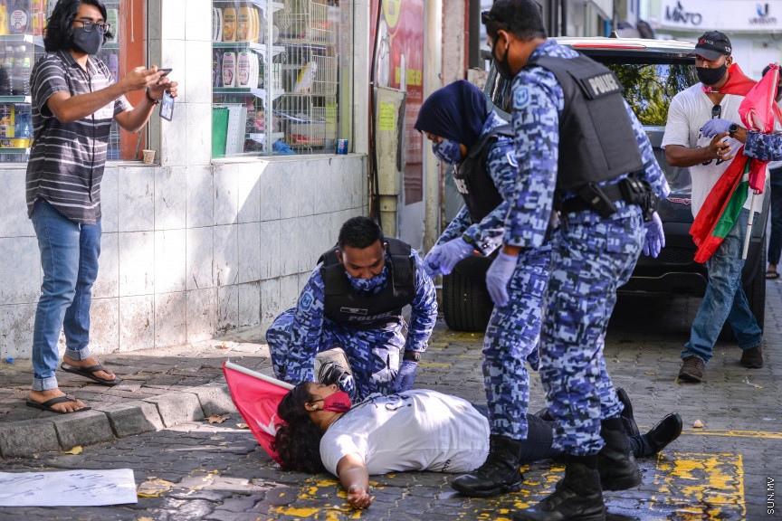 ފެބްރުއަރީ 12، 2021: ކޮވިޑު19ގެ ހާލަތު މާލެ ސަރަހައްދުގައި ގޯސްވެފައިވަނިކޮށް އިދިކޮޅުން ކޯލިޝަނުން "ކޮބާ މަގޭ ފްލެޓު" ނަމުގައި މާލޭގައި ކުރި މުޒާހަރާގެ ތެރެއިން -- ސަން ފޮޓޯ/ ފަޔާޒު މޫސާ 