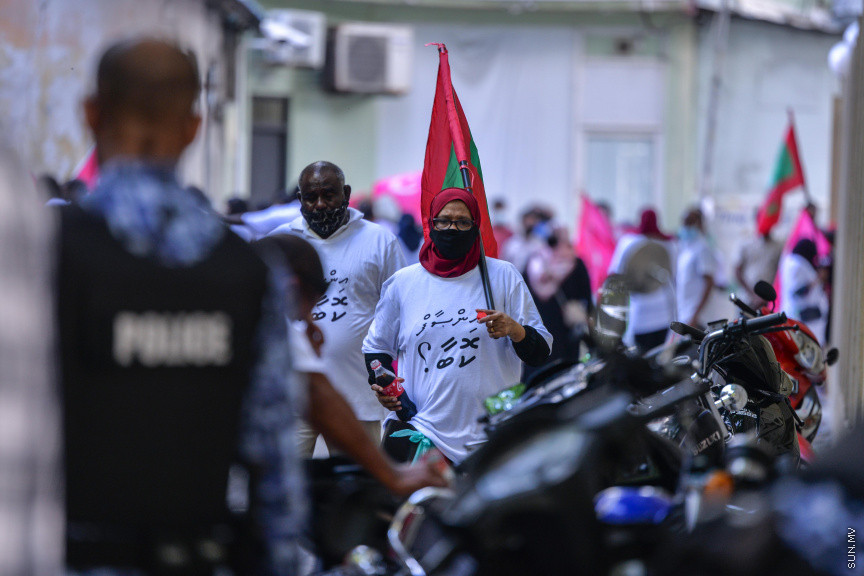 ފެބްރުއަރީ 12، 2021: ކޮވިޑު19ގެ ހާލަތު މާލެ ސަރަހައްދުގައި ގޯސްވެފައިވަނިކޮށް އިދިކޮޅުން ކޯލިޝަނުން "ކޮބާ މަގޭ ފްލެޓު" ނަމުގައި މާލޭގައި ކުރި މުޒާހަރާގެ ތެރެއިން -- ސަން ފޮޓޯ/ ފަޔާޒު މޫސާ 
