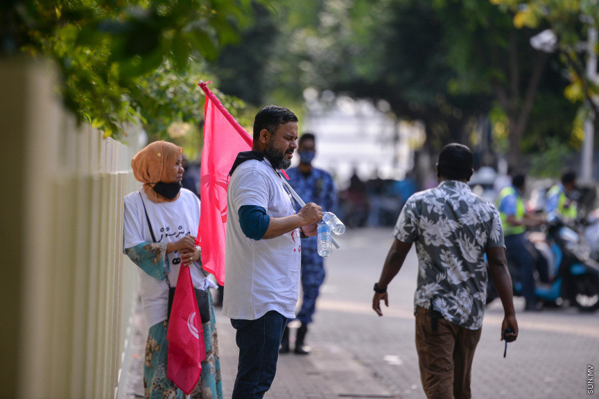 ފެބްރުއަރީ 12، 2021: ކޮވިޑު19ގެ ހާލަތު މާލެ ސަރަހައްދުގައި ގޯސްވެފައިވަނިކޮށް އިދިކޮޅުން ކޯލިޝަނުން "ކޮބާ މަގޭ ފްލެޓު" ނަމުގައި މާލޭގައި ކުރި މުޒާހަރާގެ ތެރެއިން -- ސަން ފޮޓޯ/ ފަޔާޒު މޫސާ 