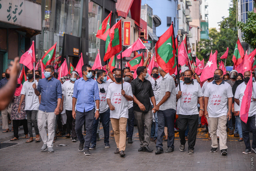 ފެބްރުއަރީ 12، 2021: ކޮވިޑު19ގެ ހާލަތު މާލެ ސަރަހައްދުގައި ގޯސްވެފައިވަނިކޮށް އިދިކޮޅުން ކޯލިޝަނުން "ކޮބާ މަގޭ ފްލެޓު" ނަމުގައި މާލޭގައި ކުރި މުޒާހަރާގެ ތެރެއިން -- ސަން ފޮޓޯ/ ފަޔާޒު މޫސާ 