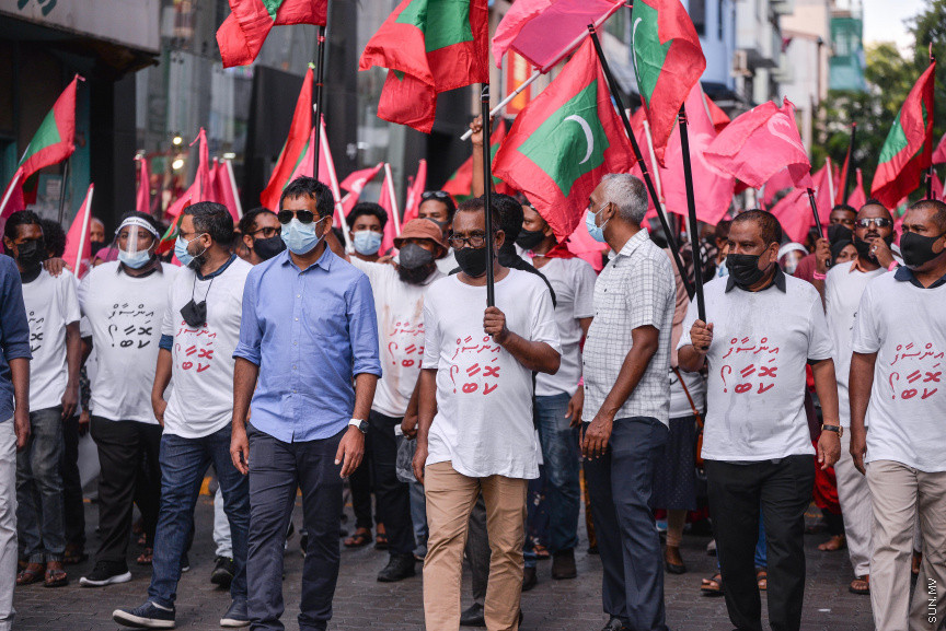 ފެބްރުއަރީ 12، 2021: ކޮވިޑު19ގެ ހާލަތު މާލެ ސަރަހައްދުގައި ގޯސްވެފައިވަނިކޮށް އިދިކޮޅުން ކޯލިޝަނުން "ކޮބާ މަގޭ ފްލެޓު" ނަމުގައި މާލޭގައި ކުރި މުޒާހަރާގެ ތެރެއިން -- ސަން ފޮޓޯ/ ފަޔާޒު މޫސާ 