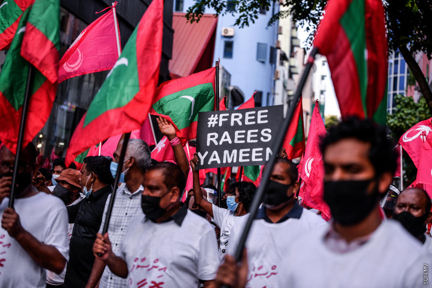 ފެބްރުއަރީ 12، 2021: ކޮވިޑު19ގެ ހާލަތު މާލެ ސަރަހައްދުގައި ގޯސްވެފައިވަނިކޮށް އިދިކޮޅުން ކޯލިޝަނުން "ކޮބާ މަގޭ ފްލެޓު" ނަމުގައި މާލޭގައި ކުރި މުޒާހަރާގެ ތެރެއިން -- ސަން ފޮޓޯ/ ފަޔާޒު މޫސާ 