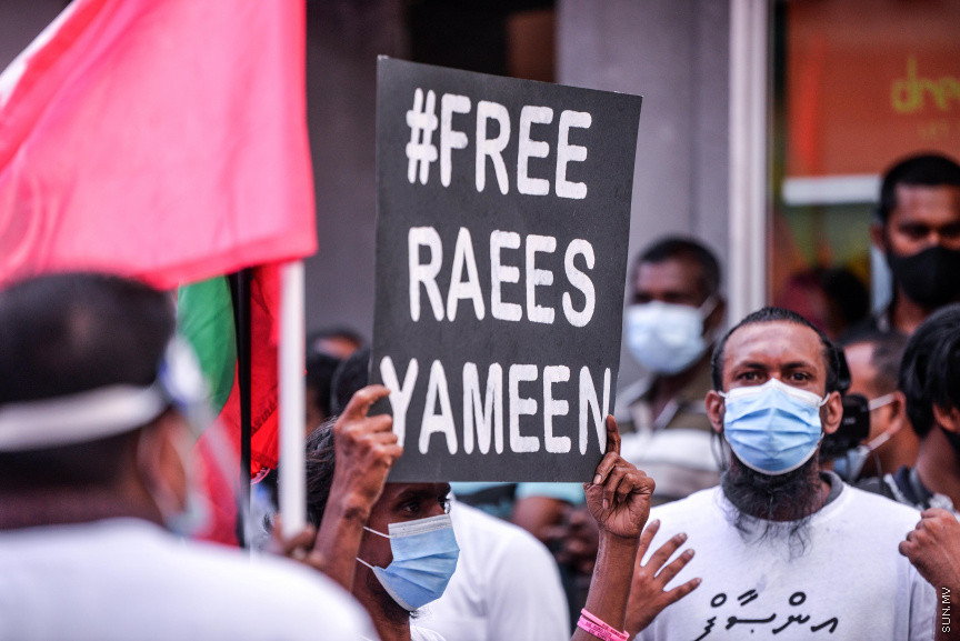 ފެބްރުއަރީ 12، 2021: ކޮވިޑު19ގެ ހާލަތު މާލެ ސަރަހައްދުގައި ގޯސްވެފައިވަނިކޮށް އިދިކޮޅުން ކޯލިޝަނުން "ކޮބާ މަގޭ ފްލެޓު" ނަމުގައި މާލޭގައި ކުރި މުޒާހަރާގެ ތެރެއިން -- ސަން ފޮޓޯ/ ފަޔާޒު މޫސާ 