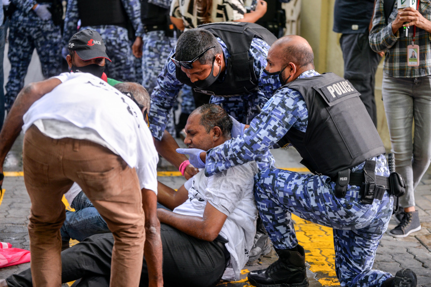 ފެބްރުއަރީ 12، 2021: ކޮވިޑު19ގެ ހާލަތު މާލެ ސަރަހައްދުގައި ގޯސްވެފައިވަނިކޮށް އިދިކޮޅުން ކޯލިޝަނުން "ކޮބާ މަގޭ ފްލެޓު" ނަމުގައި މާލޭގައި ކުރި މުޒާހަރާގެ ތެރެއިން -- ސަން ފޮޓޯ/ ފަޔާޒު މޫސާ 